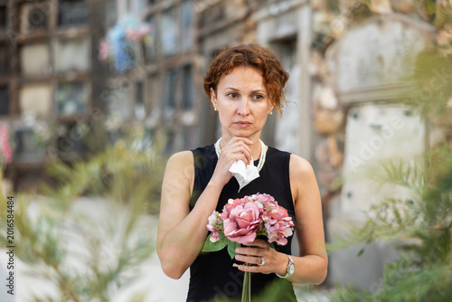 Fotografi Tragic moment of visiting cemetery worshiping memory of deceased relative