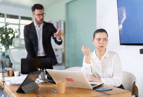 Schilderij op canvas Woman does not cope with her work duties, and employee is reprimanded by her superiors