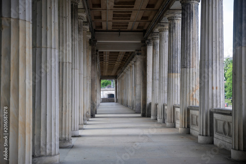 Foto Long classical colonnade with stone pillars at the Museum Island in Berlin