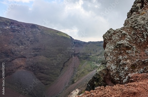 Fotografie Mount Vesuvius crater with rugged volcanic landscape in Italy