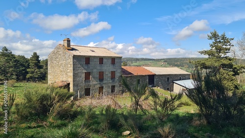 Tableau sur toile Une belle ancienne ferme en granit non-loin de Servières, dans les monts de la M