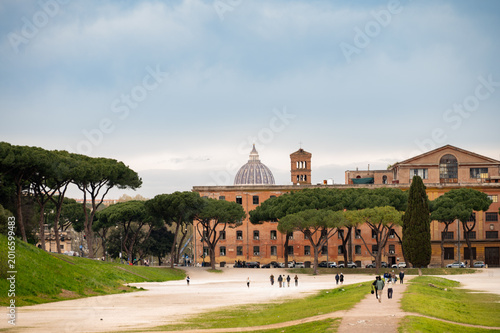 Foto Spring vacation in Rome, view on Circus Maximus ruins, green pine trees and old