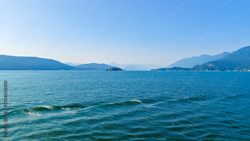 Obraz premium Vancouver, Canada - August 10, 2024 - Scenic view of Horseshoe Bay in West Vancouver