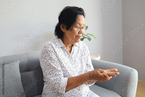 Bild auf Leinwand Senior woman, hands and arthritis with joint pain