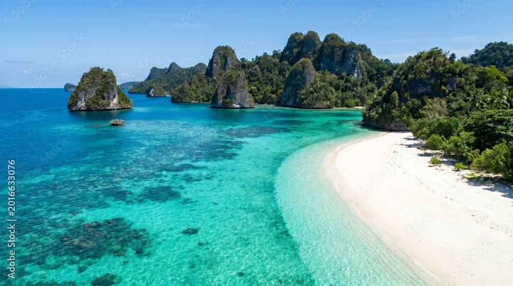 Obraz premium Tropical Paradise Beach with Crystal Clear Turquoise Water and Lush Greenery