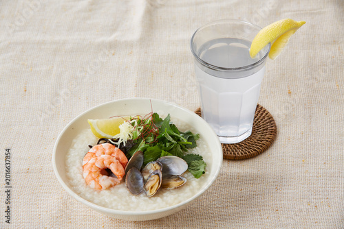 Foto 海鮮粥とレモン水のヘルシーな食卓