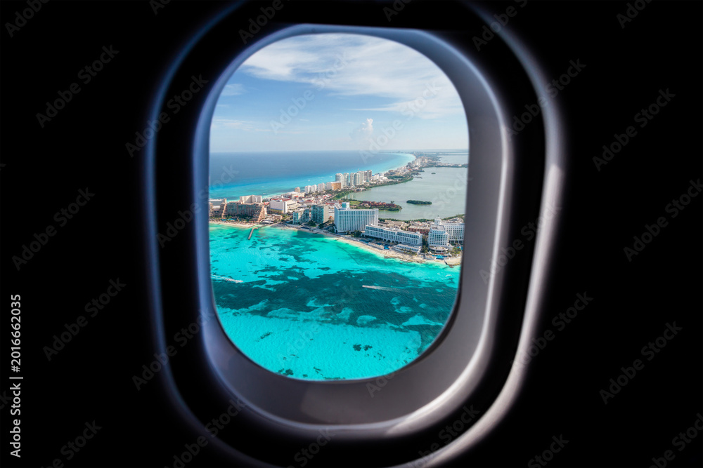 Fototapeta premium Cancun beach view from jet plane window