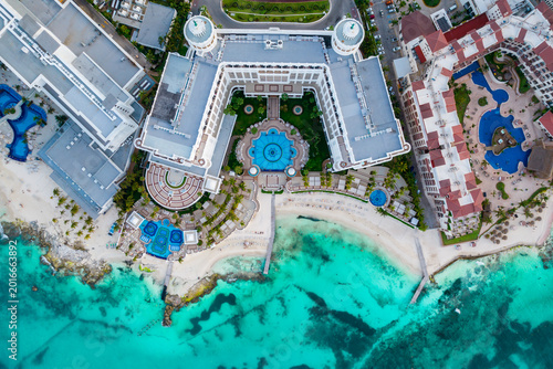 Foto Aerial top view of Cancun beach and city hotel zone in Mexico