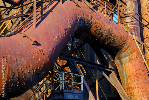 Foto Rusting pipework bends up and around the rusting catwalks of the Bethlehem Steel