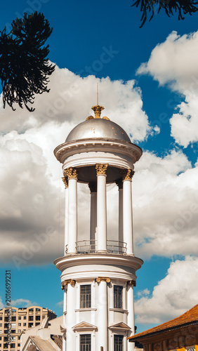 Foto Torre Neoclássica Histórica de Curitiba com Cúpula Contra o Céu Azul