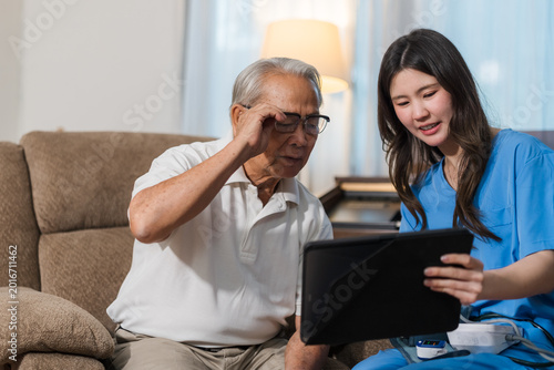 Quadro su tela Woman in blue scrubs gestures toward the screen
