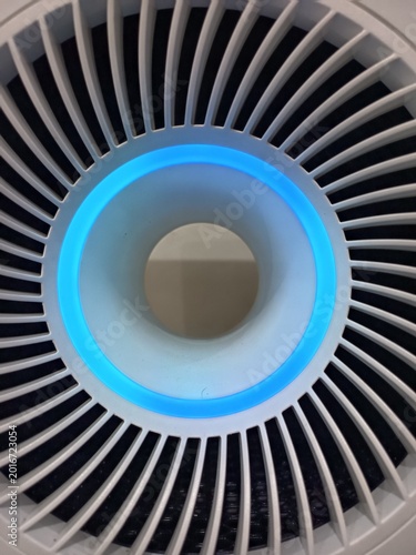 Fényképezés The image shows the top view of a modern air purifier
