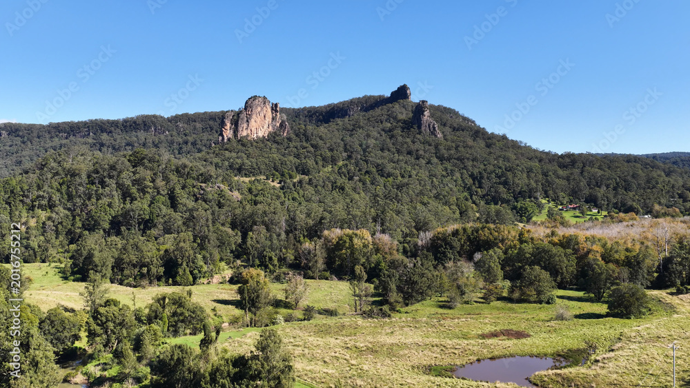 Naklejka premium Scenic View of Nimbin Rocks and Lush Greenery in Australia