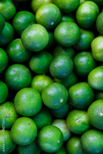 Fotografía Fresh Harvested Green Limes For Sale At A Farmer Market 01