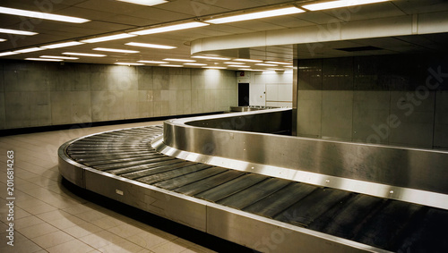 Canvastavla Empty curved airport baggage claim carousel conveyor belt in terminal arrival ar