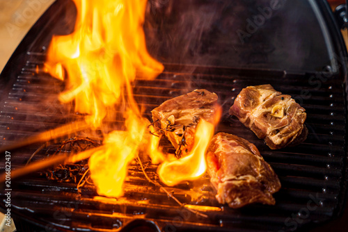 Fotografía Juicy steaks sizzling over vibrant flames on a summer evening barbecue grill