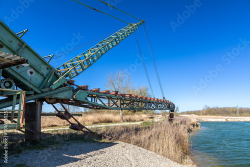 Grosser Bagger in einem Kieswerk in Bayern