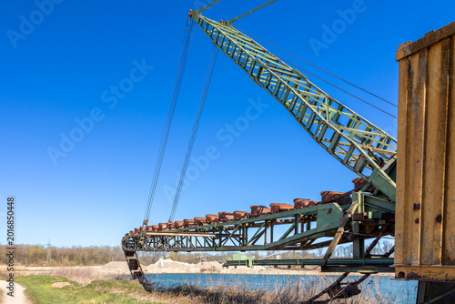 Grosser Bagger in einem Kieswerk in Bayern