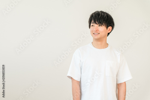 Fotografie A smiling Asian man wearing an oversized t-shirt.
