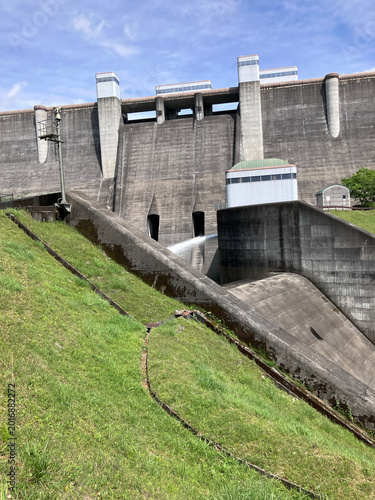 青空と三重県名張市の比奈知ダム