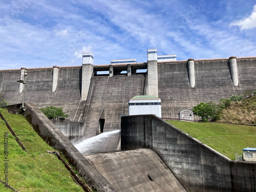 晴れた日の清々しい三重県名張市の比奈知ダム