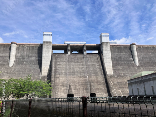 晴れた空と三重県名張市の比奈知ダム