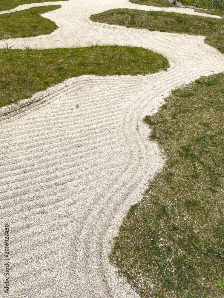 Obraz premium Serenity path winds through green grass