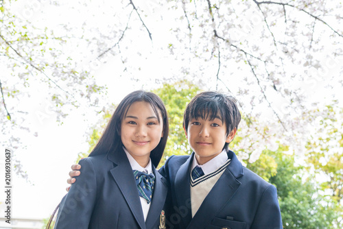 Bild auf Leinwand カメラを覗き込む中学生
