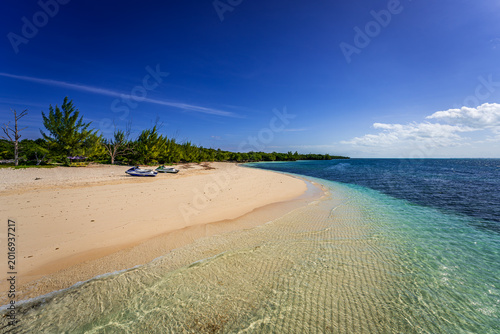 Photos Pristine sandy beach with crystal-clear shallow waters and gentle waves at No Na