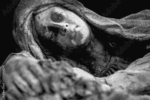 Obraz na płótnie Grieving woman statue expressing sorrow pain and mourning after tragic loss