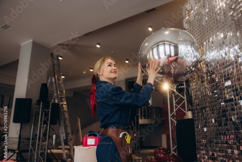 Obraz na płótnie Event decorator preparing party decorations with silver balloons