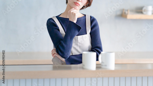 キッチンで考える女性