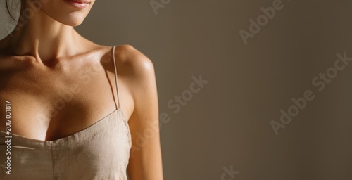Fototapeta 女性のデコルテと肩