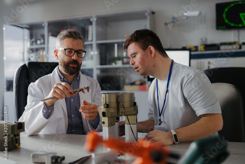 Foto Inclusive engineering education and workplace training in laboratory environment