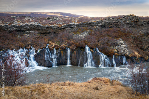 Foto Hraunfossar waterfalls in Iceland, also named Lava Falls, and Hvita river