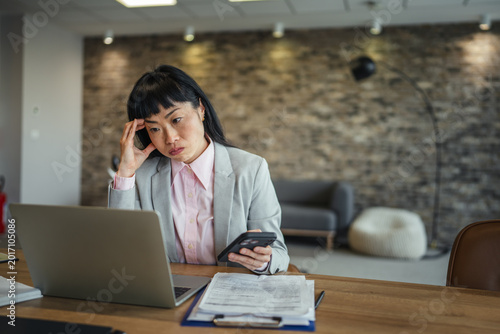 Canvas-taulu Businesswoman experiencing burnout and stress in office setting