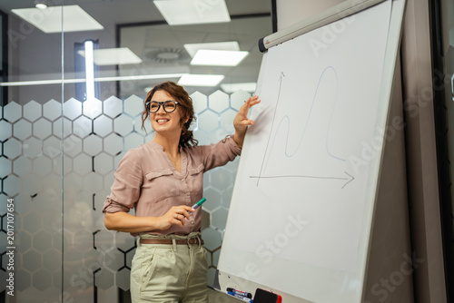 Fotografía Businesswoman giving confident presentation using whiteboard graph