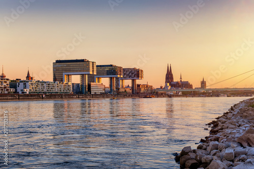 Foto Panoramic view of the skyline of Cologne, Germany, from the banks over the River