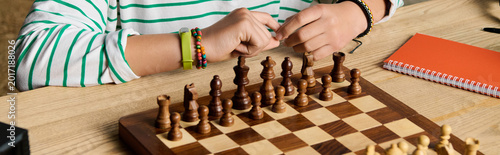 Canvas-taulu Engaging in a challenging game of chess at home with a thoughtful teenager