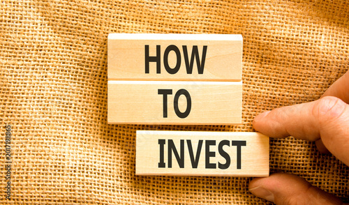 Tableau sur toile How to invest words symbol