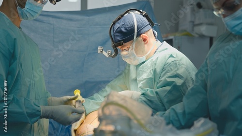Foto Professional team three specialist doctors performing operation help patient sav