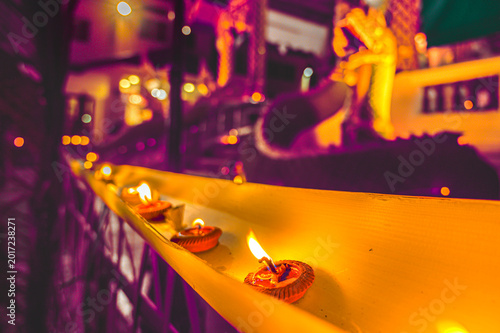 Φωτογραφία Traditional Series : Beautiful clay oil lamps illuminating the night during the Yee Peng festival in Chiang Mai