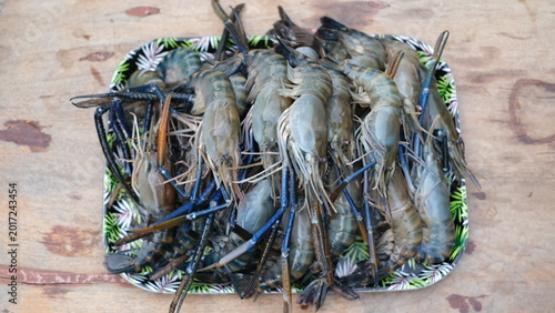Foto Fresh raw giant river prawns on a floral pattern tray, premium quality freshwater shrimp for seafood cooking and grill