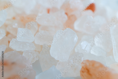 Obraz na plátně Macro photography of pink Himalayan salt crystals with soft lighting
