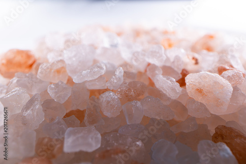 Photos Macro photography of pink Himalayan salt crystals with soft lighting
