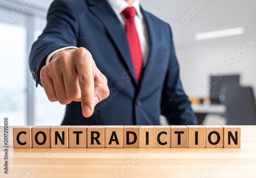 Contradiction - Geschäftsmann zeigt auf den Text 