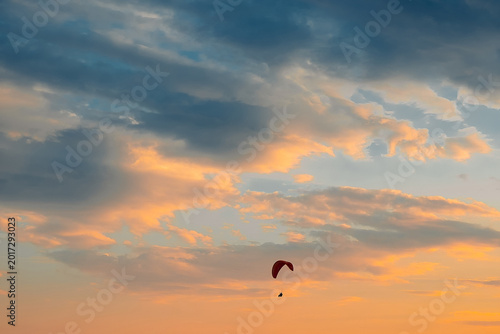 Foto person is flying a red paraglider high in the sky