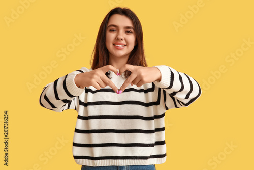 Beautiful young girl showin...