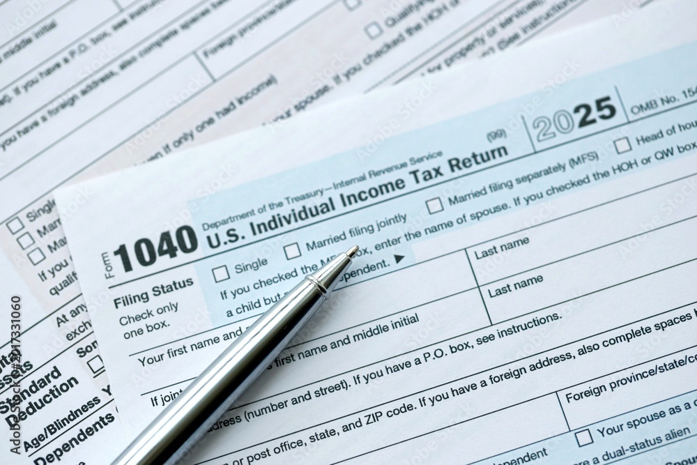 Obraz premium 1040 US Individual Income tax return blank form and pen on accountants table