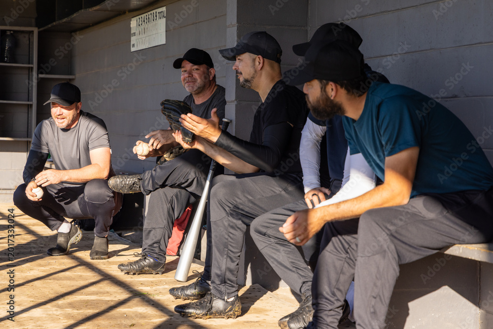 Ταπετσαρία Group of five male baseball players sitting and crouching in dugout, holding bat